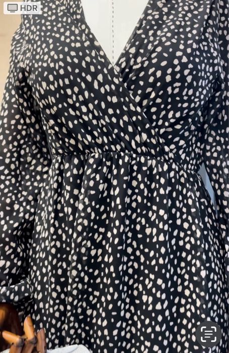 Ефирна къса рокля на точки.