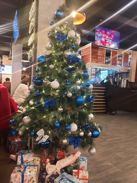 Продам искуственные пышные елки