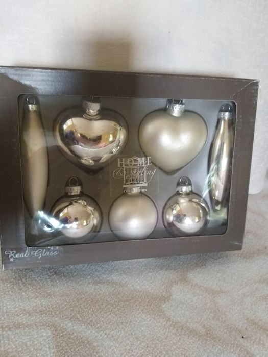 Стъклени елхови играчки