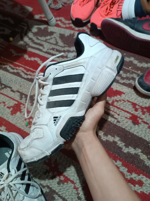 vând adidași adidas