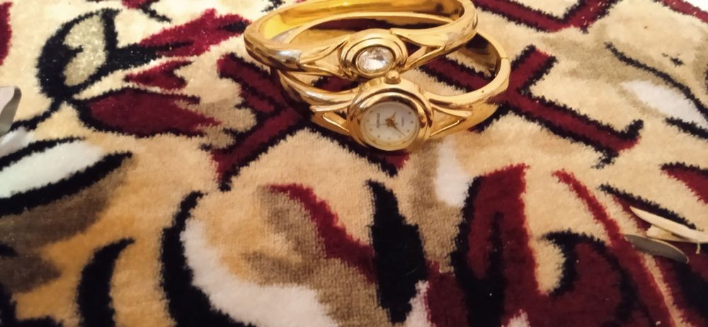 Vând ceasuri și o brățară