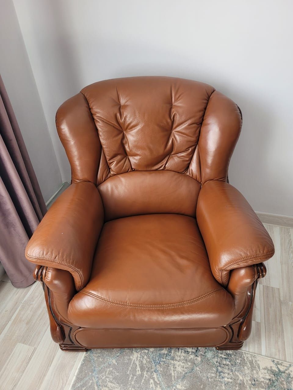Продам российский  кожанный б/у диван + кресла
