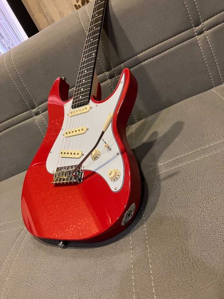 Отличная недорогая электрогитара (Stratocaster FIESTA RED)