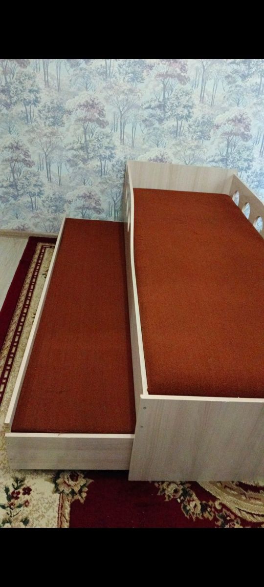 Продам двухярусную детскую кровать. Тумба в подарок
