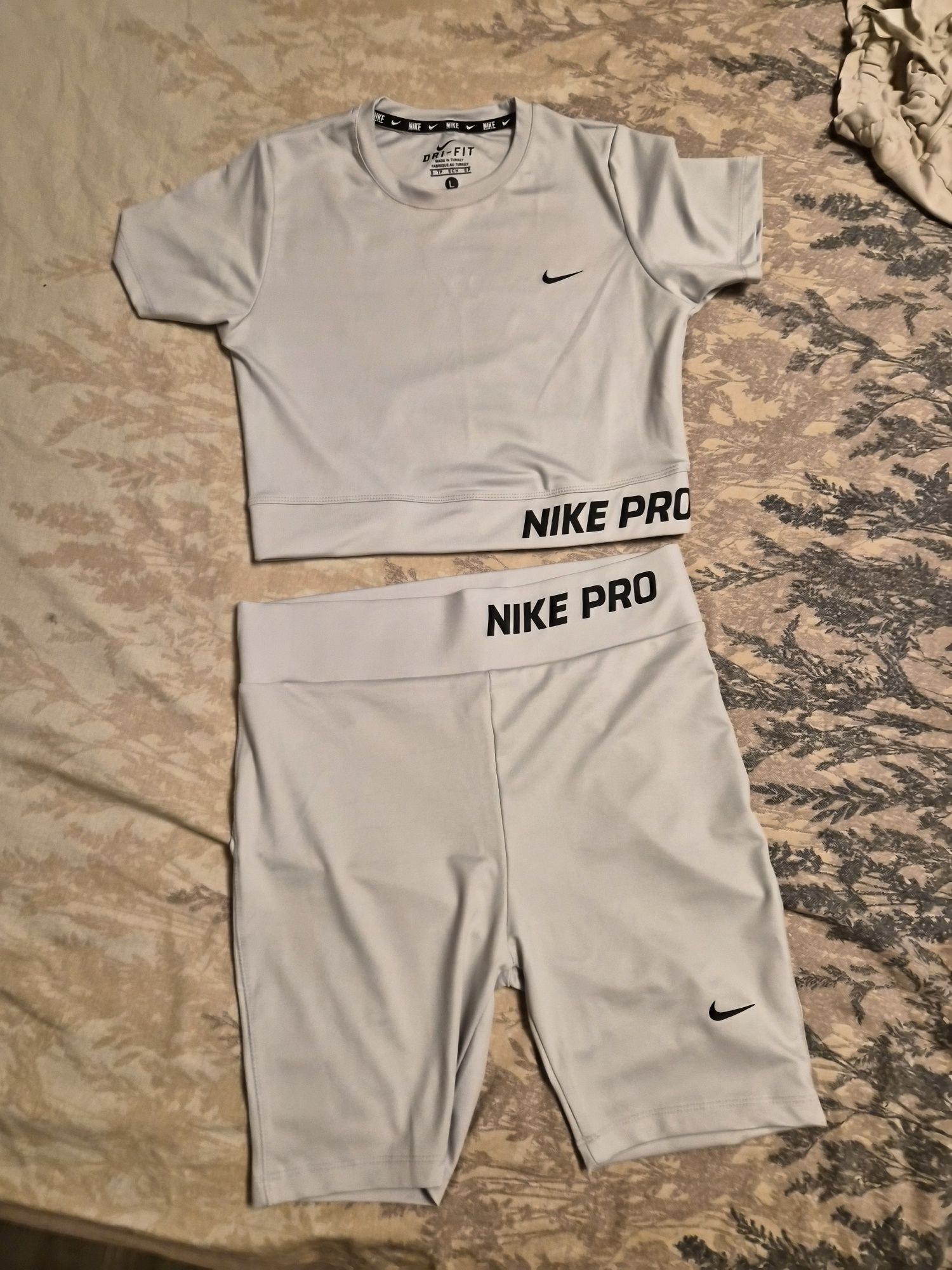 Cпортен екип NIKE: клин и къса тениска, размел L