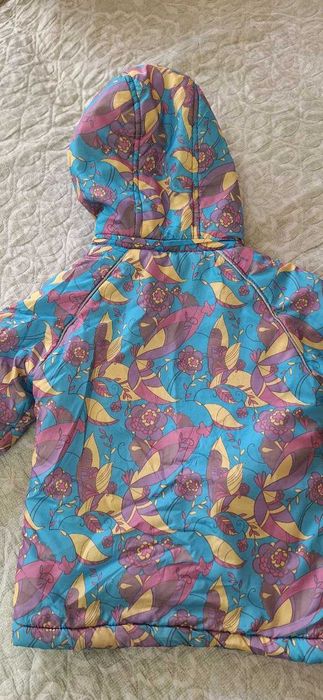 Куртка демисезонная, размер 110-116, примерно на 3-4 года.