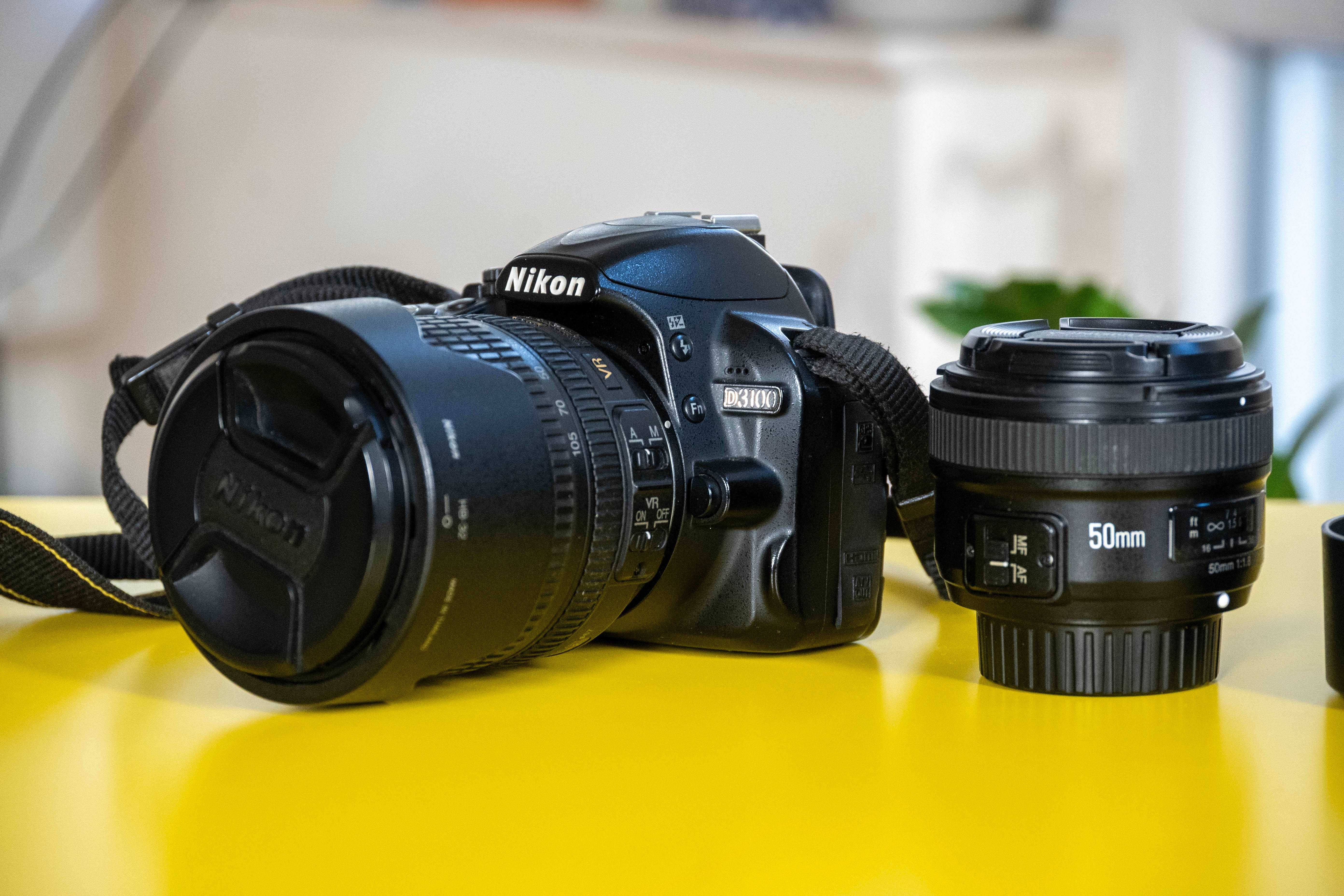 Nikon D3100 с 2 обектива