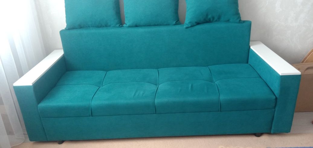 Продам диван. Цвет изумрудный, в хорошем состоянии