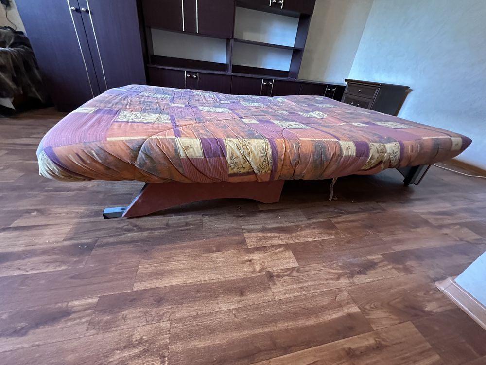 Продается кровать 140/200 см с матрасом