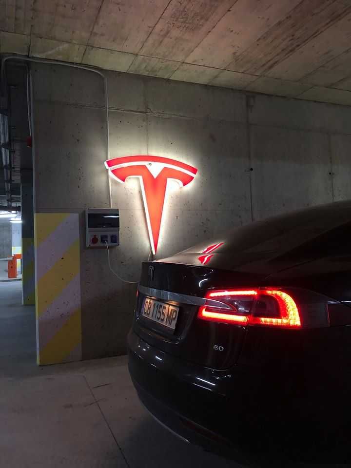 Tesla Logo Smart знак за стена