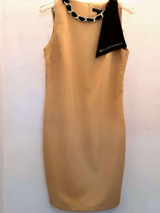 Елегантна рокля с бижу