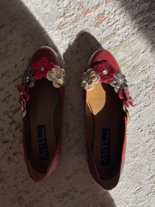 Balerini rosii flori