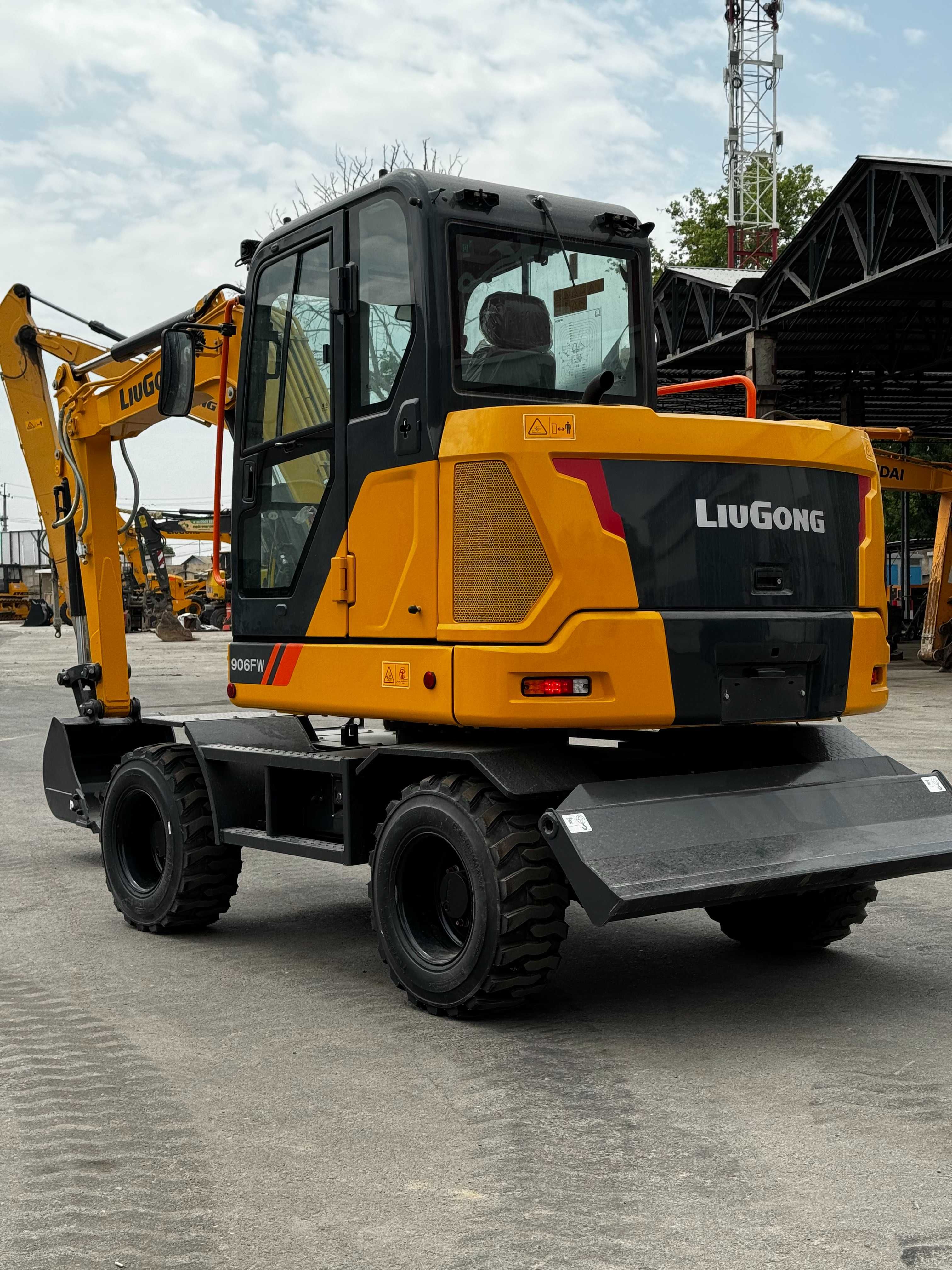 Mini ekskavator 906FW
