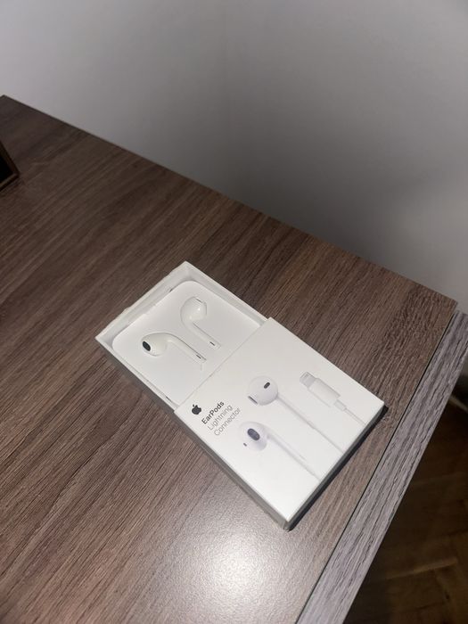 Жични слушалки на Apple