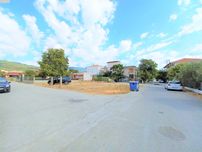 Продава ъглов парцел 500 м2 до морето в регулация в Неа Врасна, Гърция
