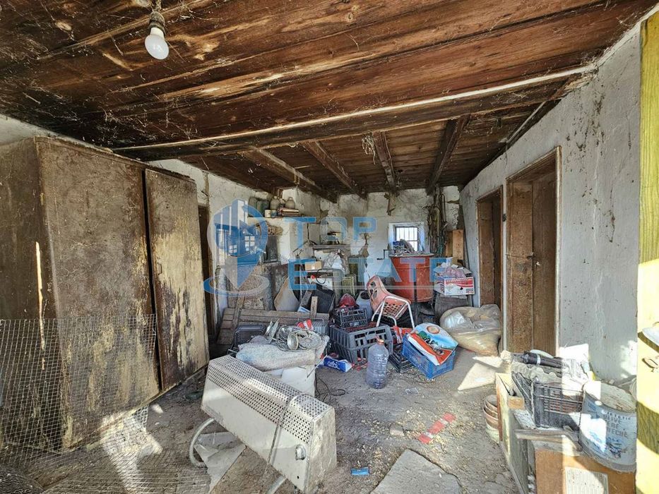 Двуетажна къща с кладенец и допълнителни постройки в с. Стефан Стамбо