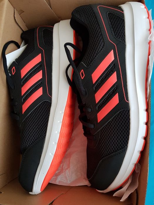 Adidasi marca Adidaș