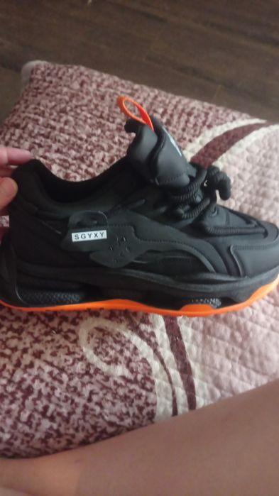 Продам новые кроссовки