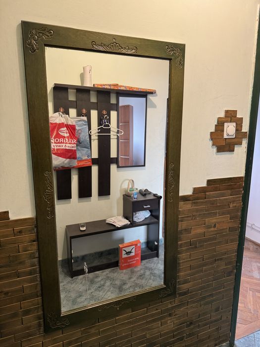 oglinda cu rama de lemn