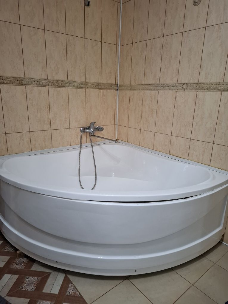 Продам угловую акриловую ванну