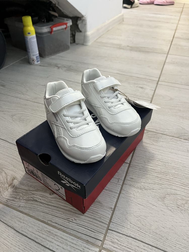 НОВИ маратонки Reebok