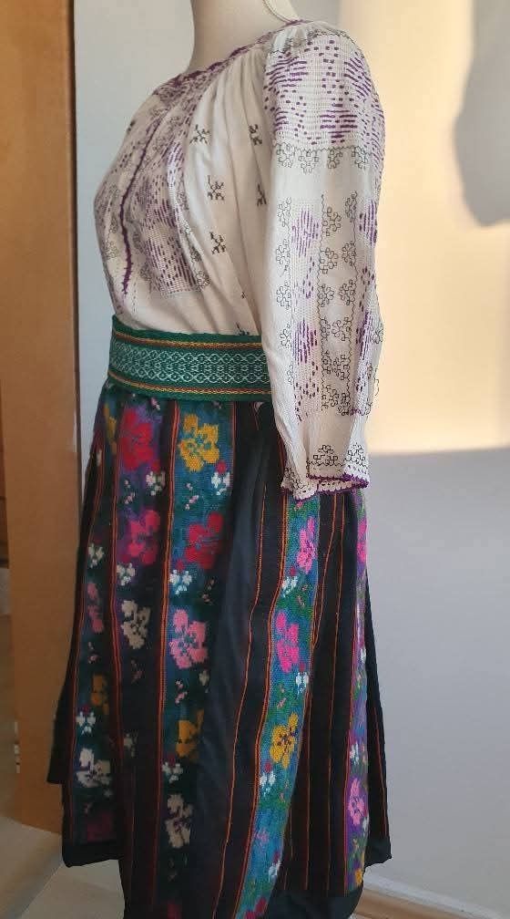 Costum popular (ie/ camasa, valnic/fota/catrinta/opreg)