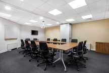 Самостоятелно офис пространство за 3-4 души в Regus City West