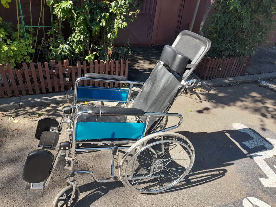 Vând scaun cu rotile pentru persoanele cu dizabilități