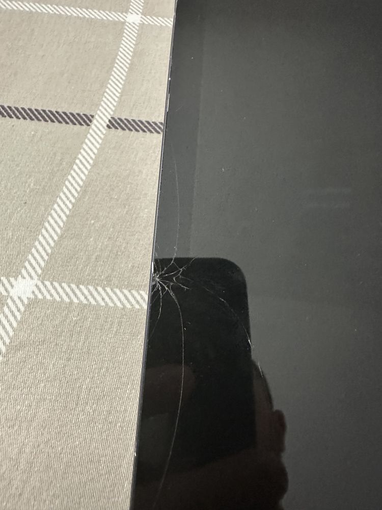 Samsung Tab s6 lite cu fisura pe geam