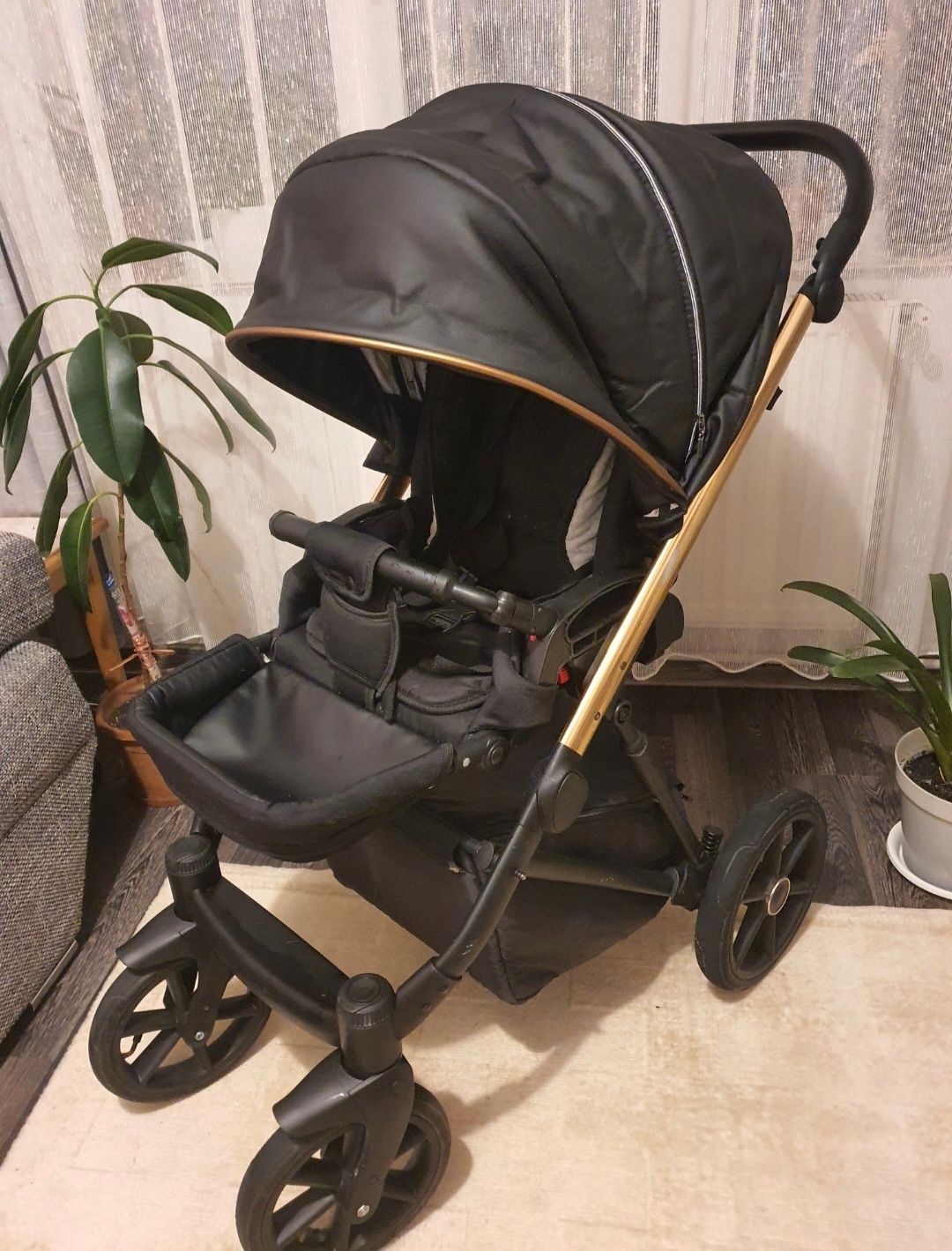 Carucior Paradise Baby din piele neagra cu detalii aurii