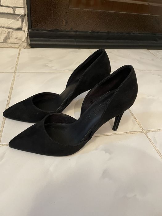 Sandale argintii si pantofi negri stiletto