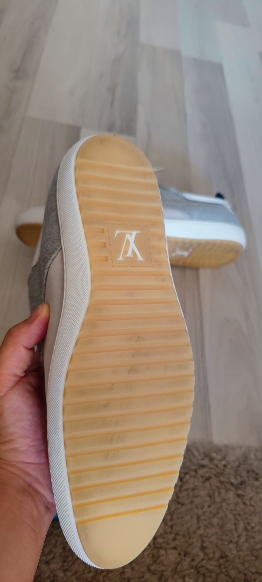 Vând sneakers Louis Vuitton 43