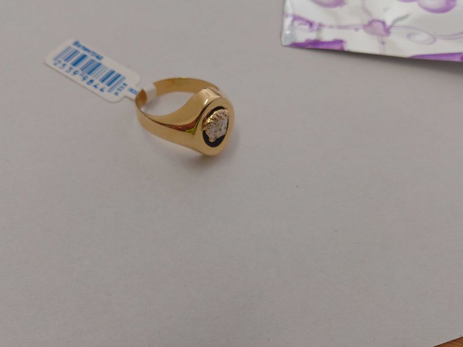 Златен пръстен .
