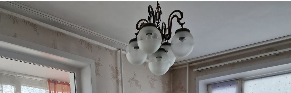 Люстра кованая очень эффектная и богато смотрится