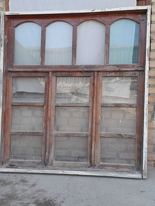 Деревянное окно с решёткой