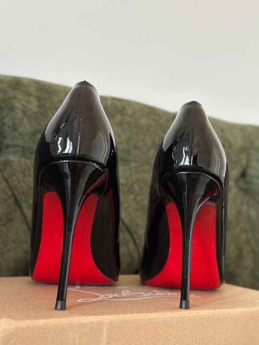 Pantofi Louboutin marime 40 pe Stoc