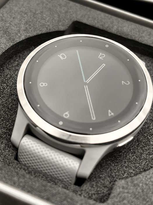 Garmin Vivoactive 4S, сив, като нов, кутия и зарядно