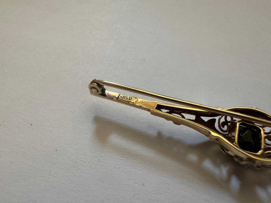 Broșă din aur și platină, decorată cu turmalină și diamante