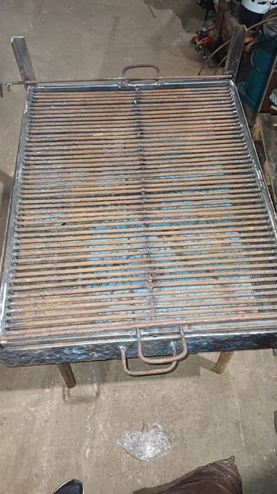 Vând grătar foarte mare pentru cabane șk pentru curți cînd e mare poți