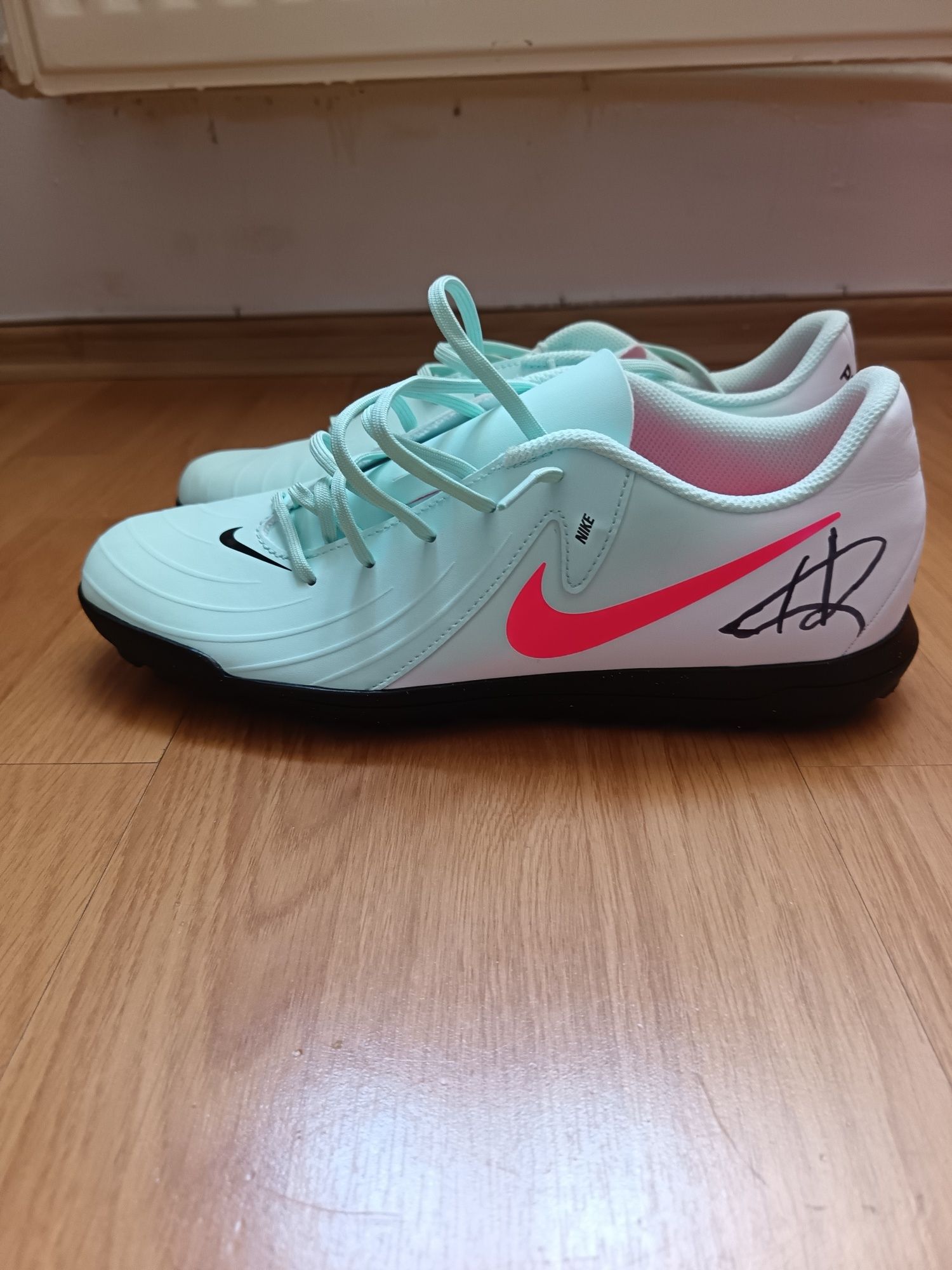 Ghete de fotbal sintetic semnate de Adrian Mutu