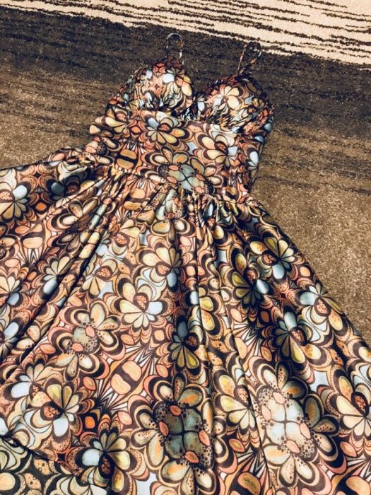 Rochie bej cu flori colorate