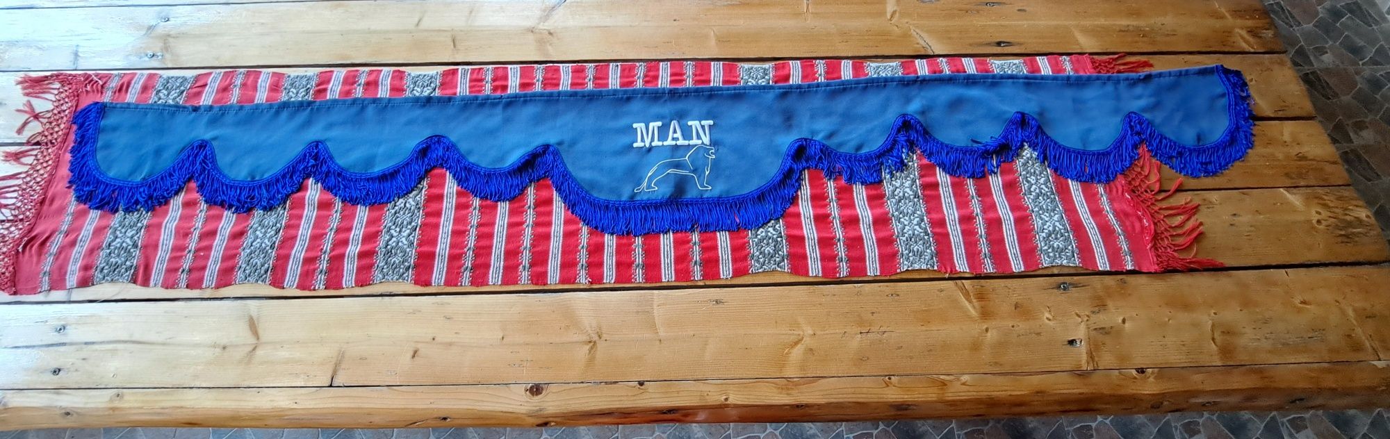Vând perdele MAN.