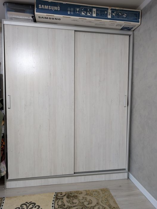 Вместительная шкаф-купе светлого оттенка