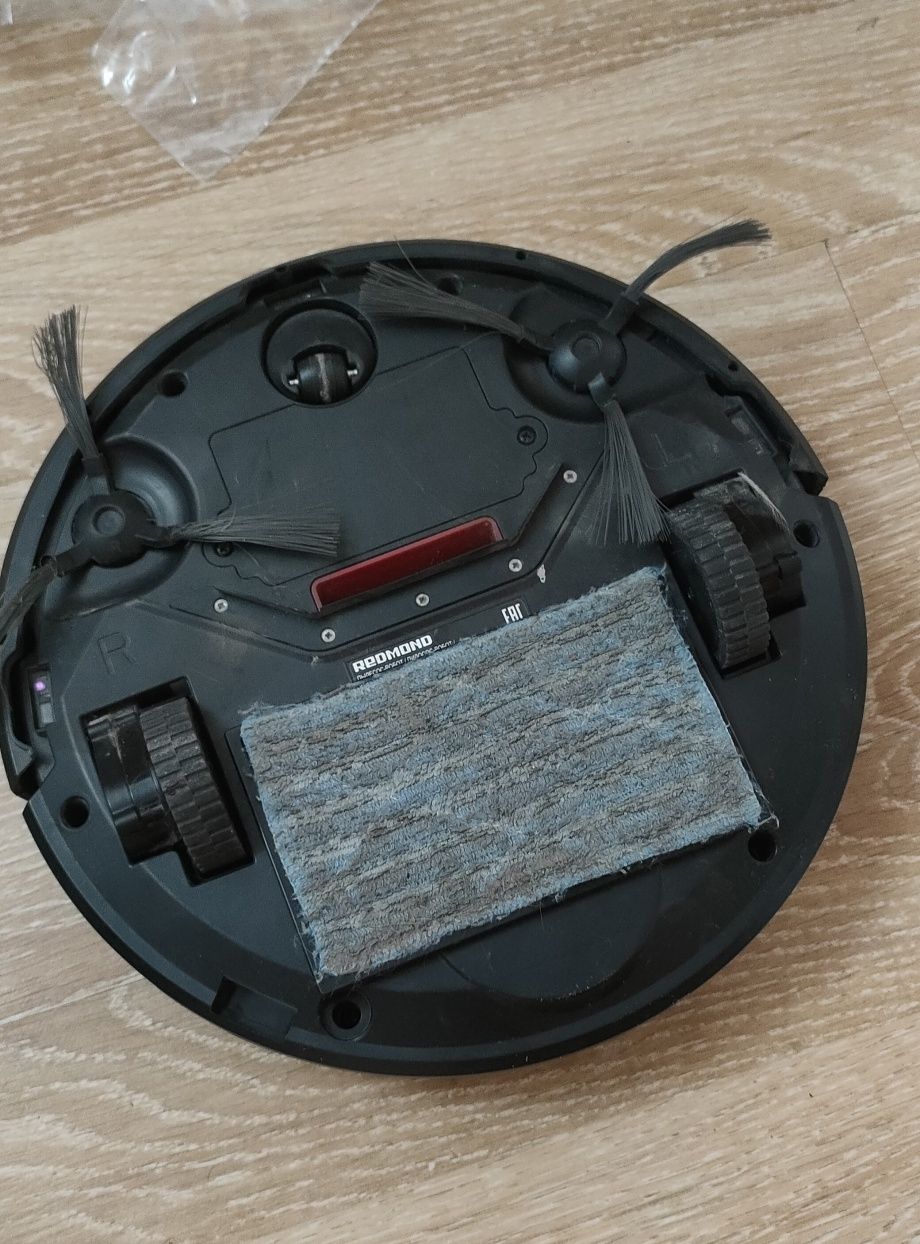 Робот-пылесос Redmond RV-R560