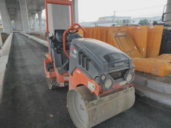 Închiriere miniexcavator Bobcat, cilindru compactor, buldoexcavator