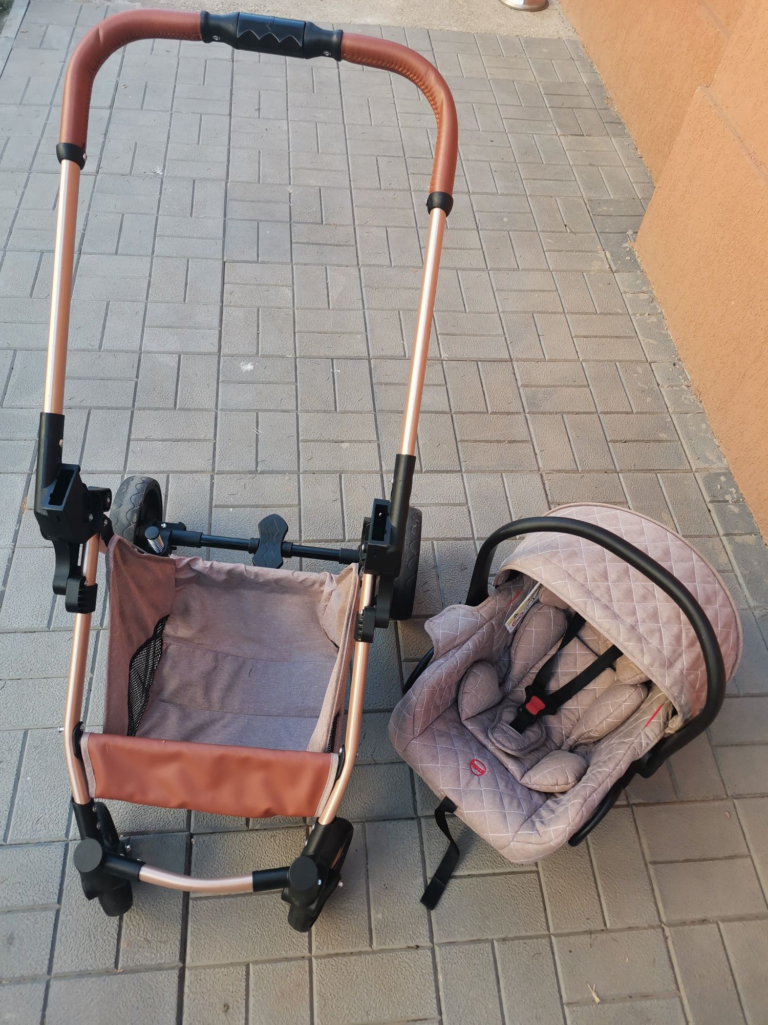Cărucior bebeluși impecabil