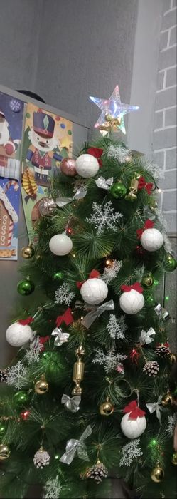 Елка вмсете с игрушками