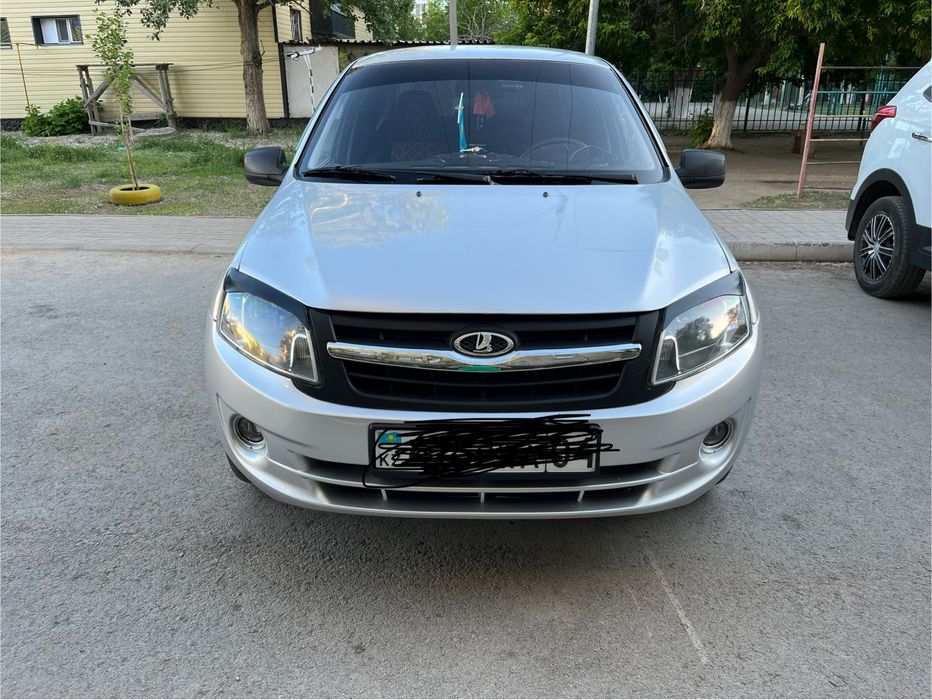 Продам передний бампер на гранту б/у целая только надо покрасить