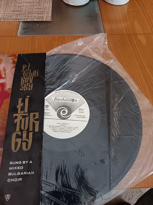 Три грамофонни плочи църковна музика,Литургични хорове.