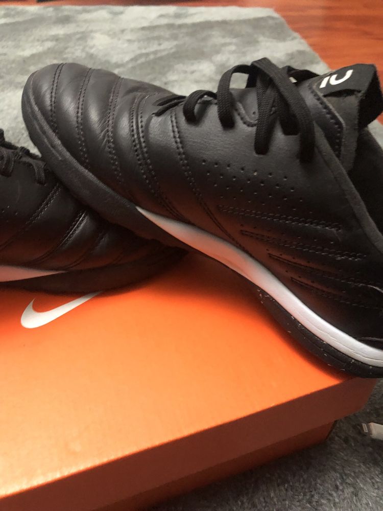 Ghete de fotbal din piele VIRTALO II TF negre